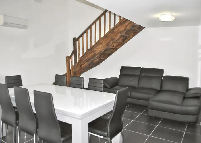 Hébergement de vacances Maison Chaleureuse à Bonifacio, 90 M², Piscine Partagée *